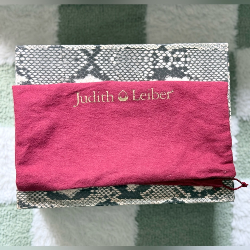 Judith Leiber Crystal Bow Minaudière NWT & Certificate - Picture 9 of 12
